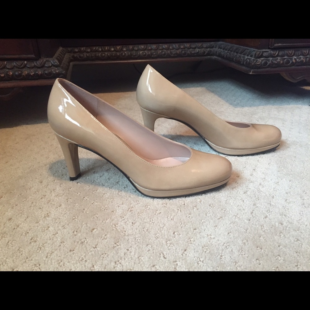 NWOT Stuart Weitzman patent heels