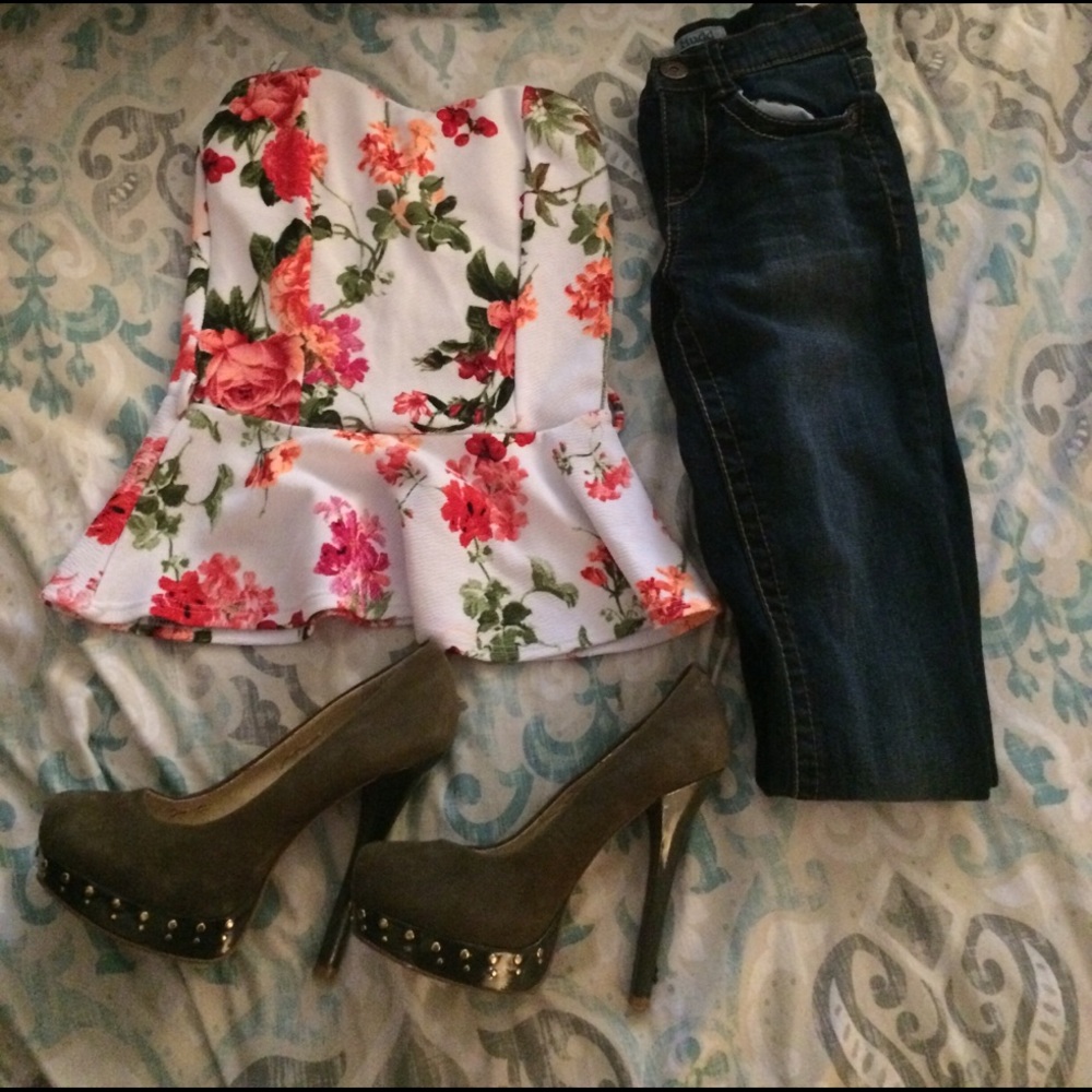 White floral peplum top🌸💐🌼