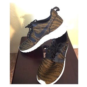 Nike roshe sz.7 women's