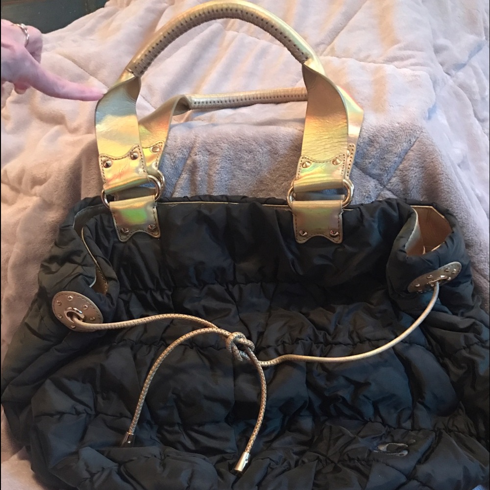 G series black purse with gold handles
