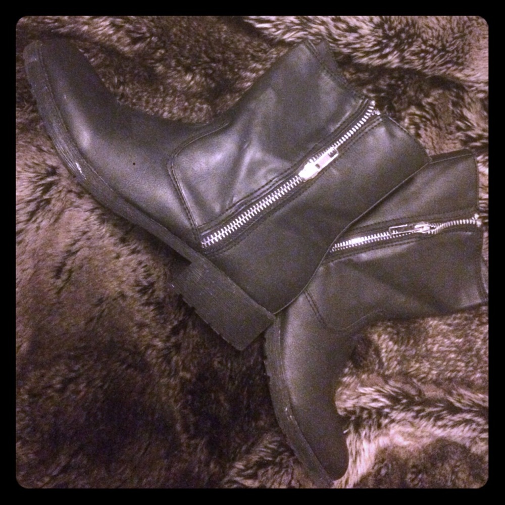 Black Moto boots size 7