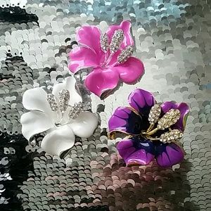 White, fucsia or purple gardenia brooch