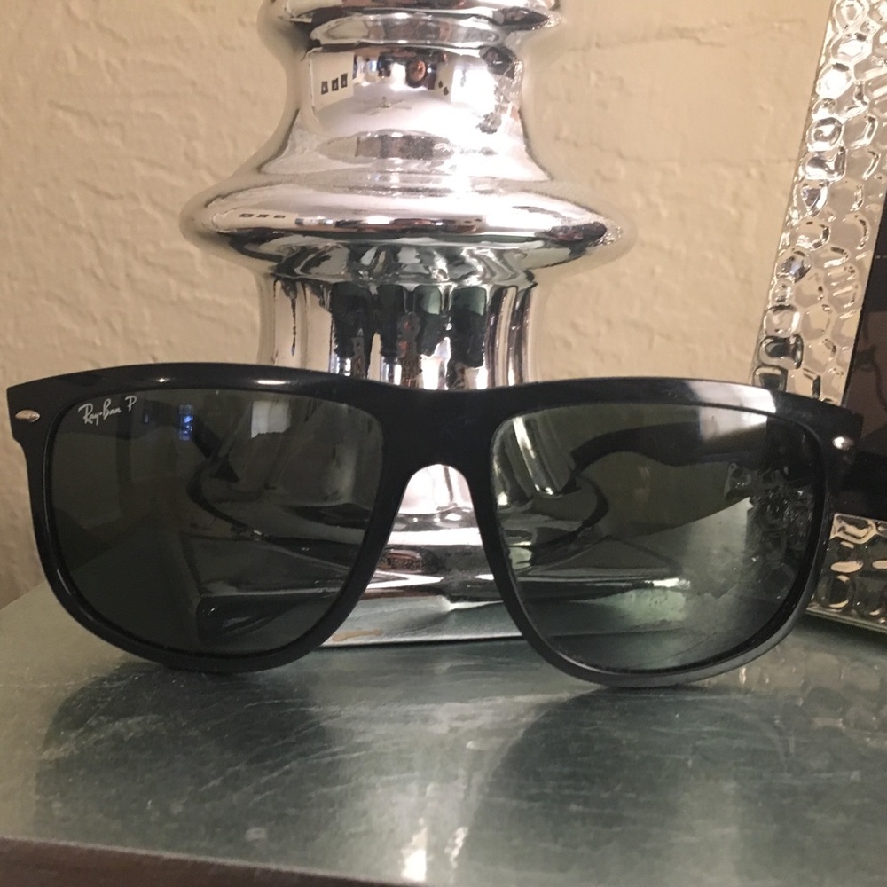 RAY-BAN sunglasses
RB4147 60
UPC#805289391616