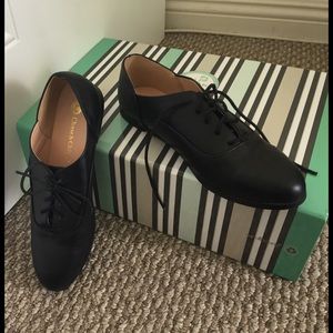 Chase & Chloe black oxfords.