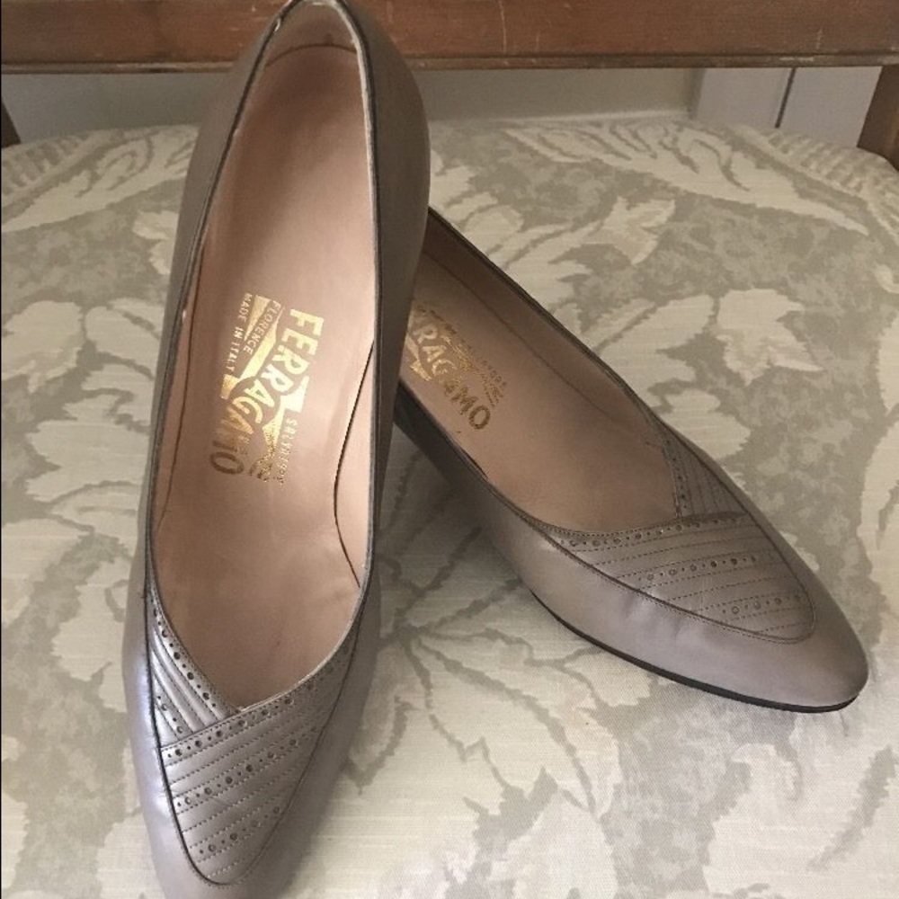 $ ⬇️(frm$39) Vintage Ferragamo pumps, taupe, 9 AA