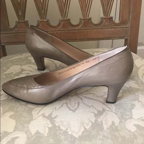 $ ⬇️(frm$39) Vintage Ferragamo pumps, taupe, 9 AA - Picture 2 of 4