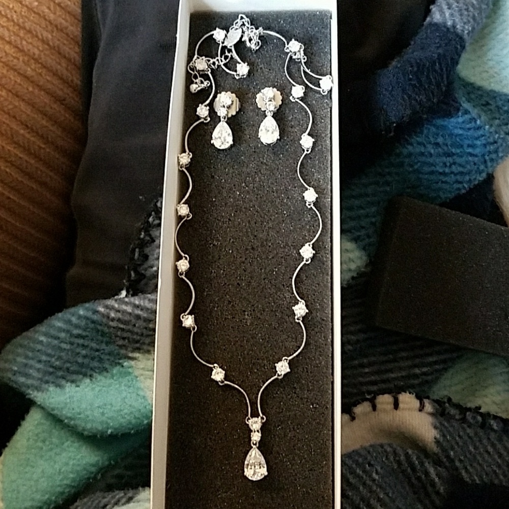 Lia Sophia necklace and earing set