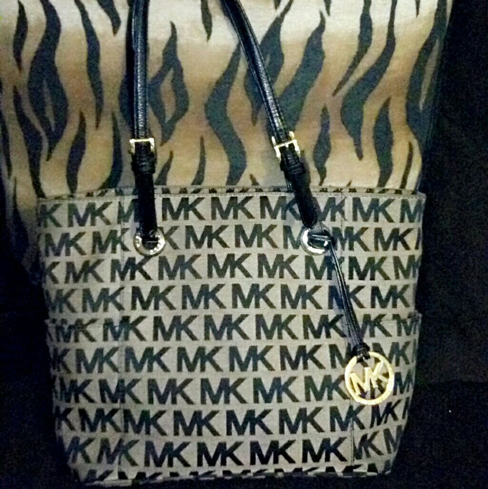 Micheal Kors purse