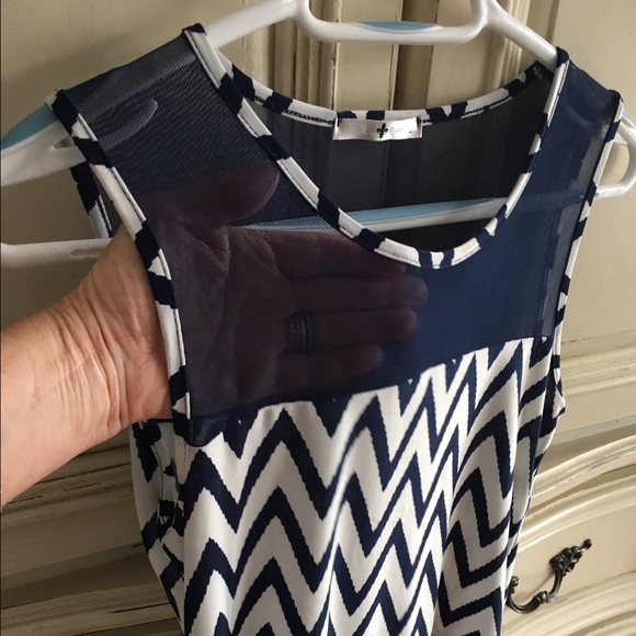 Sleeveless navy blue chevron blouse - Picture 2 of 2
