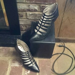 Mk gladiator style shooties sz10