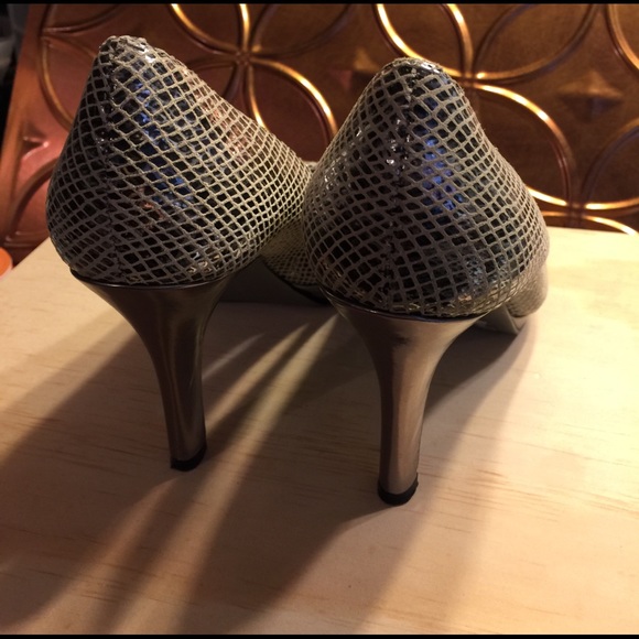 Anne Klein Metallic Open Toe High Heels - Size 8.5 - Picture 3 of 4