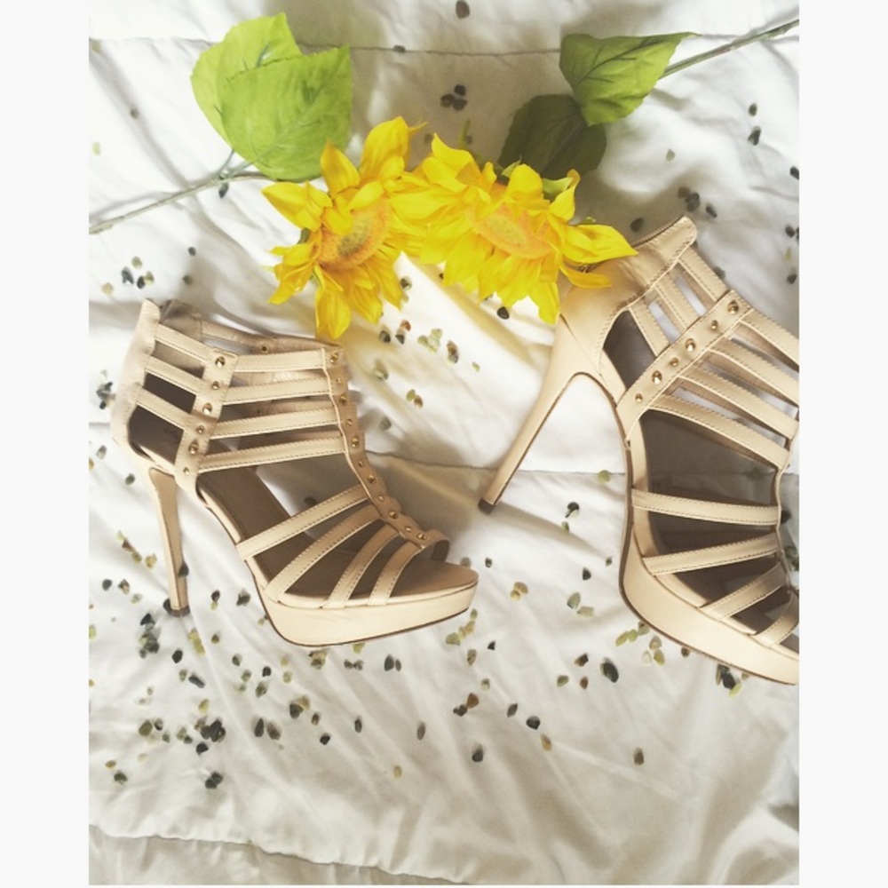 🌻 Nude strapped/studded heels 🌻