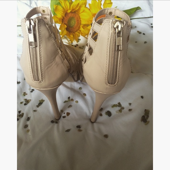 🌻 Nude strapped/studded heels 🌻 - Picture 3 of 4