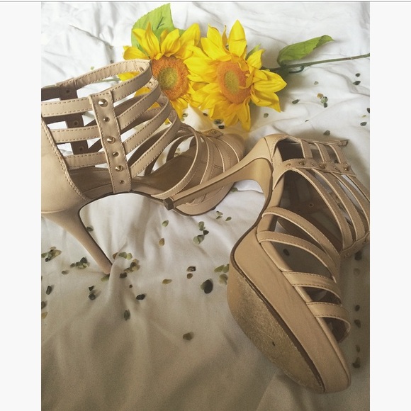 🌻 Nude strapped/studded heels 🌻 - Picture 4 of 4