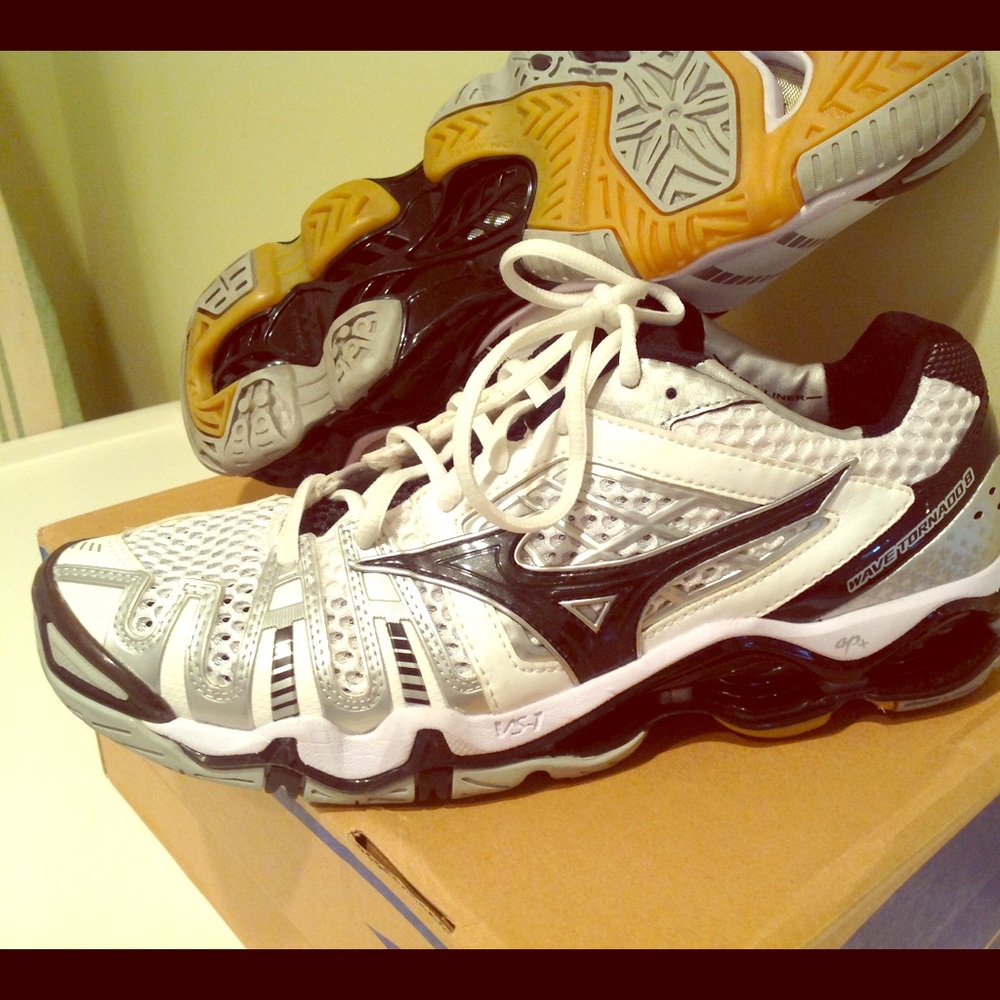 Woman's Mizuno Wave volleyball shoes