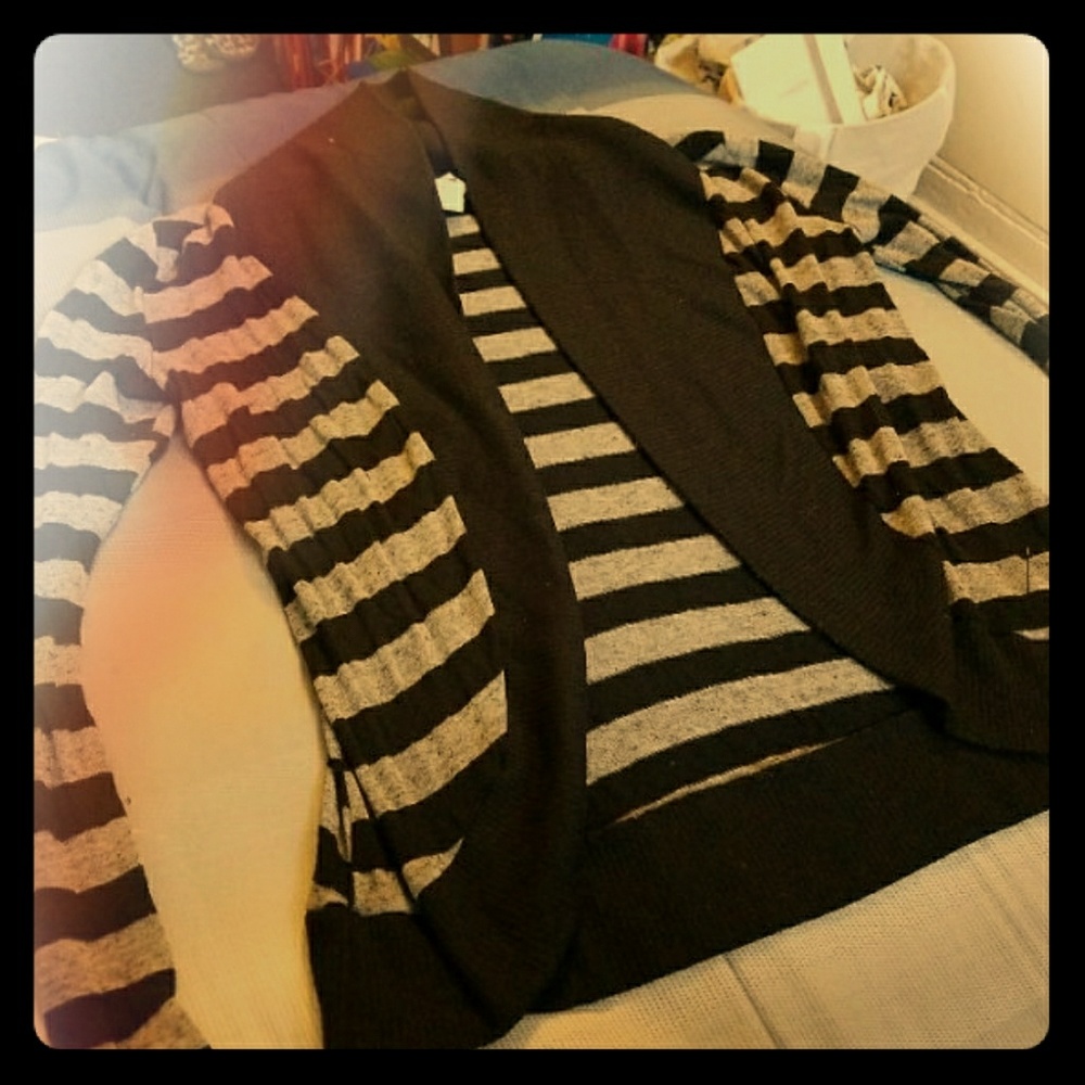 Comfy, stylish black and gret sweater