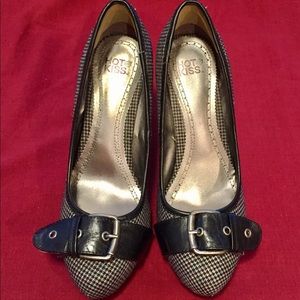 Hot Kiss houndstooth heels!