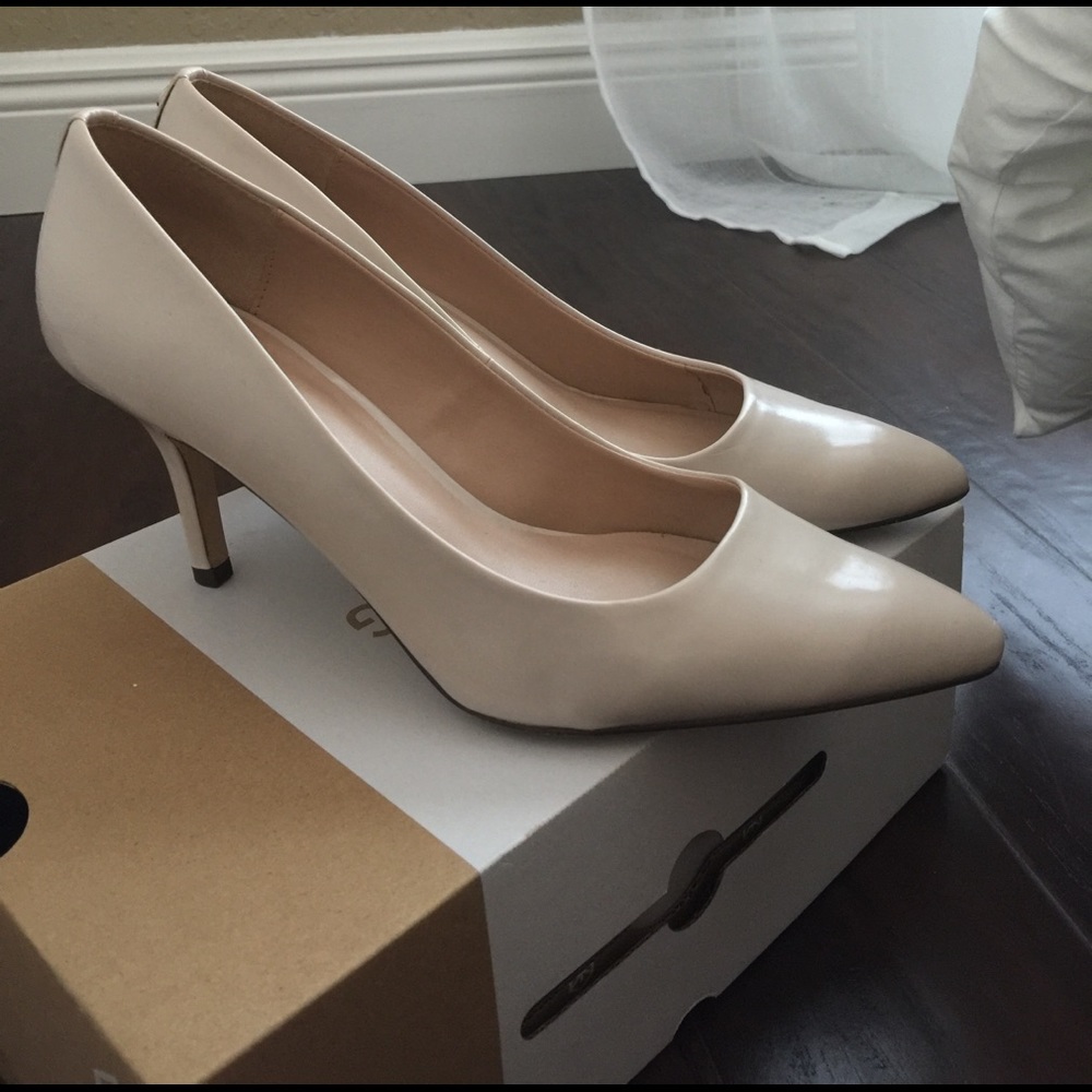 Super cute call it spring tan heels.