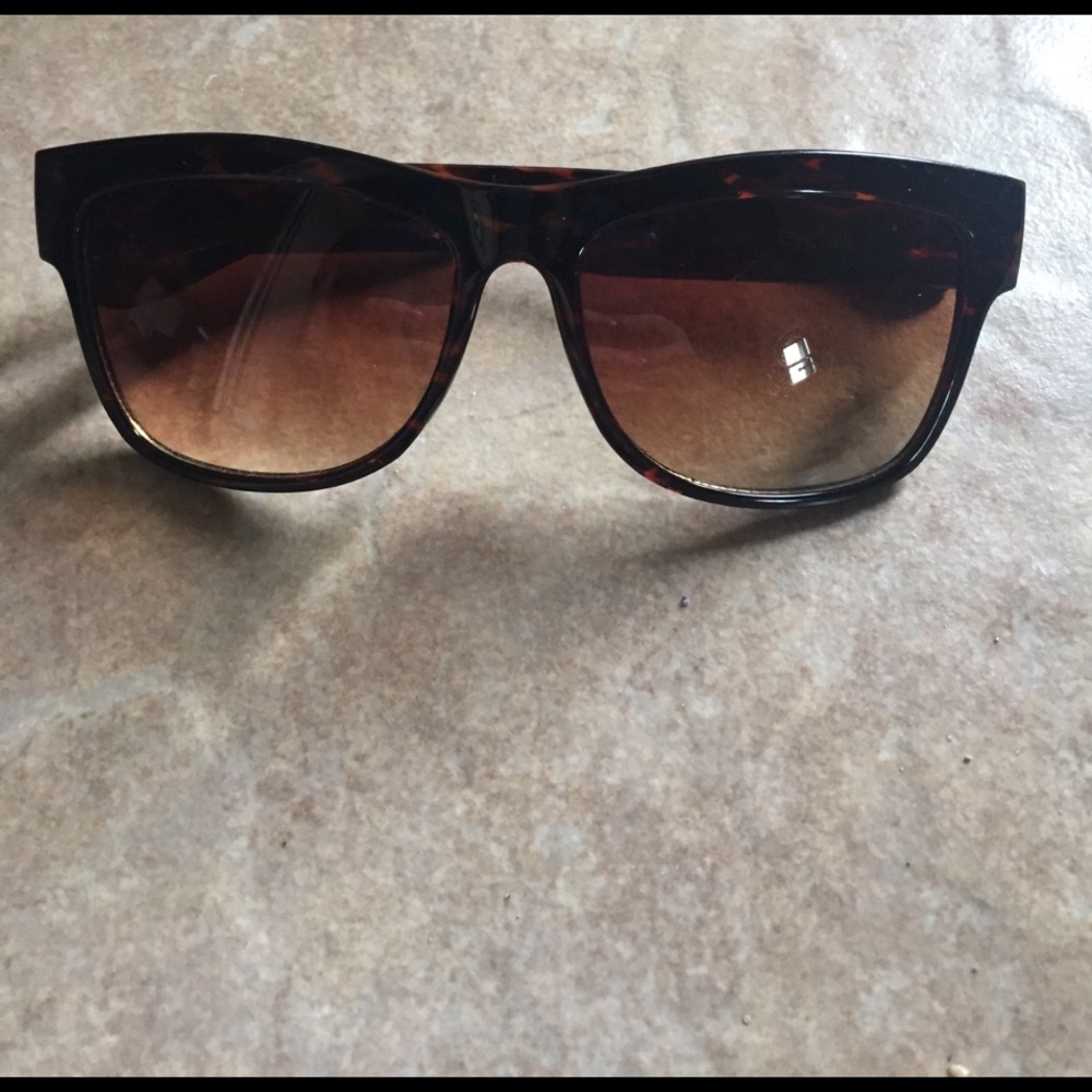 Brown Tortoise Sunglasses 🕶