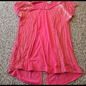Pink Daytrip short sleeve blouse w/ cut open back!