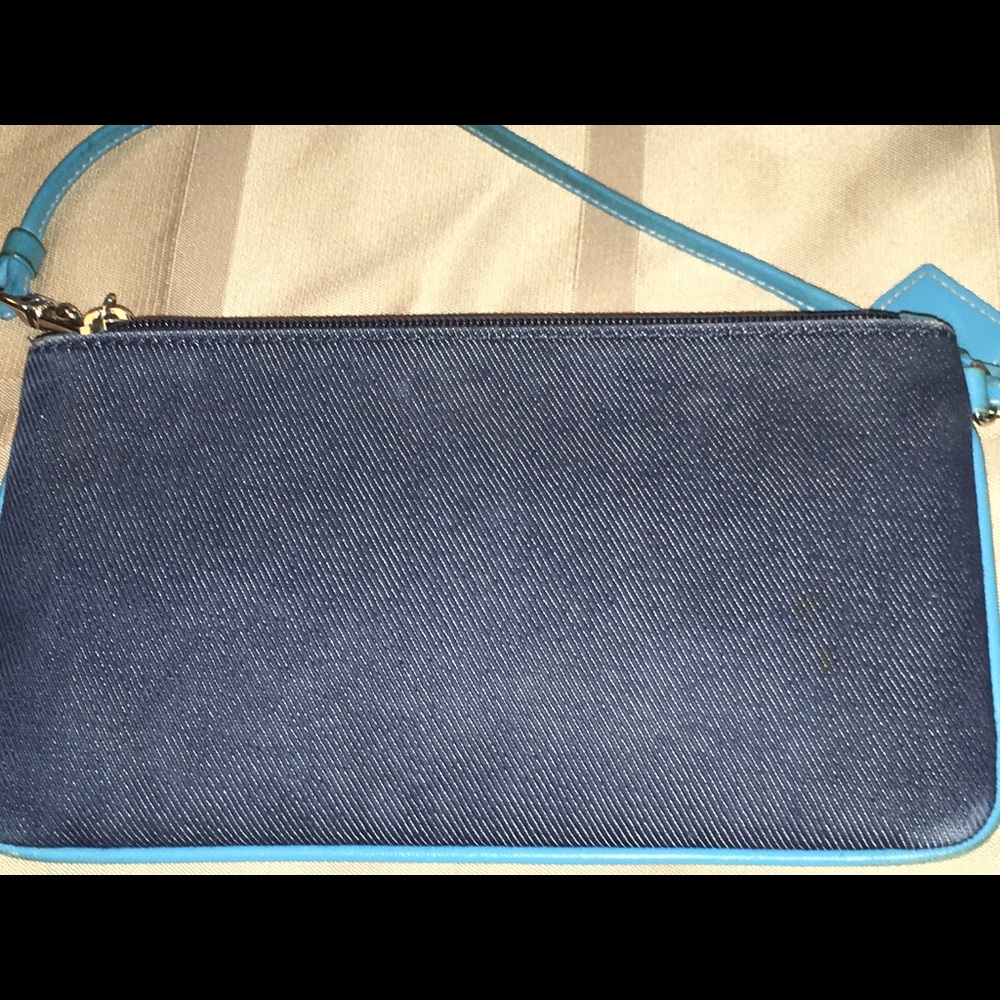 🔥CLOSET CLOSING!!! Coach Wristlet - Picture 2 of 4