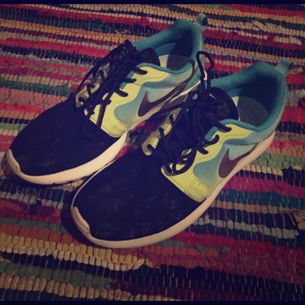 Rare Color Way Nike Roshe Runs