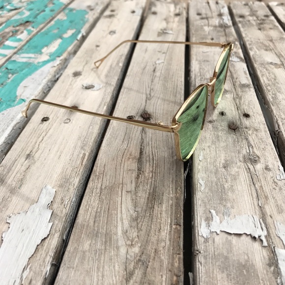 Sale!Rose Gold Mirror Trendy Sunnies Sunglasses >> - Picture 3 of 4