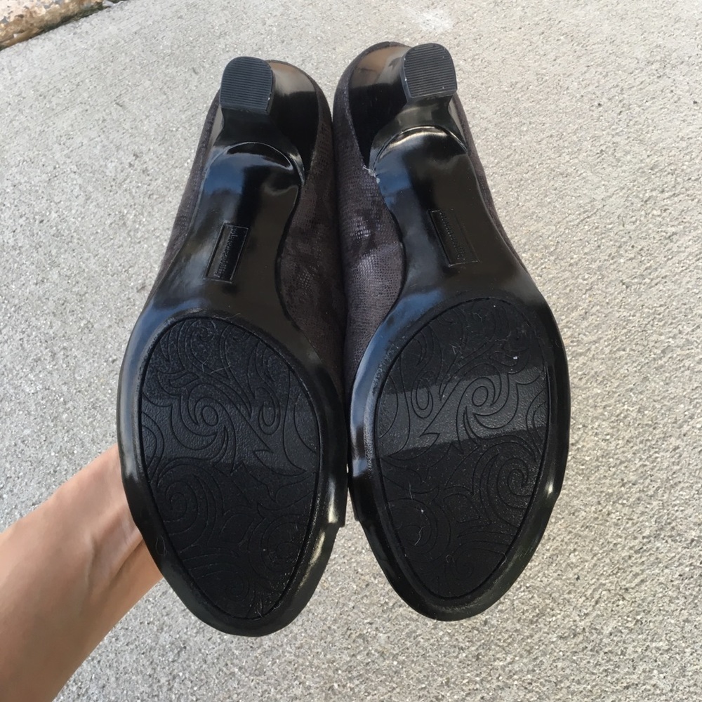 New Kelsey Grey Dress Pumps - Picture 5 of 7