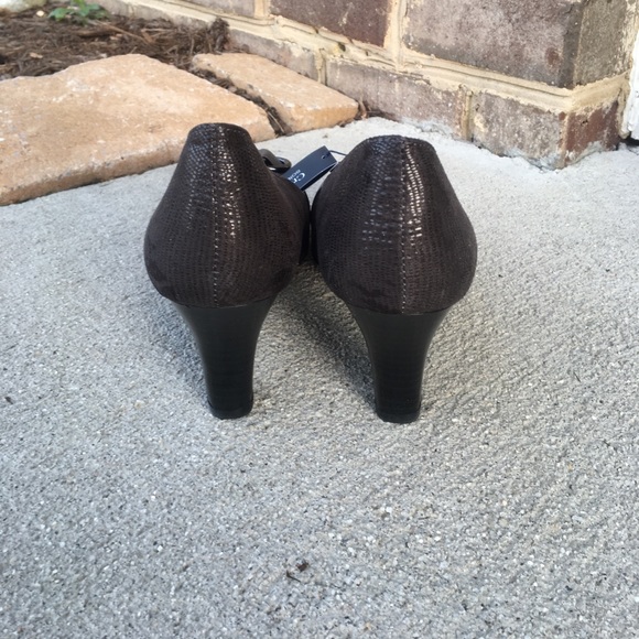 New Kelsey Grey Dress Pumps - Picture 3 of 7