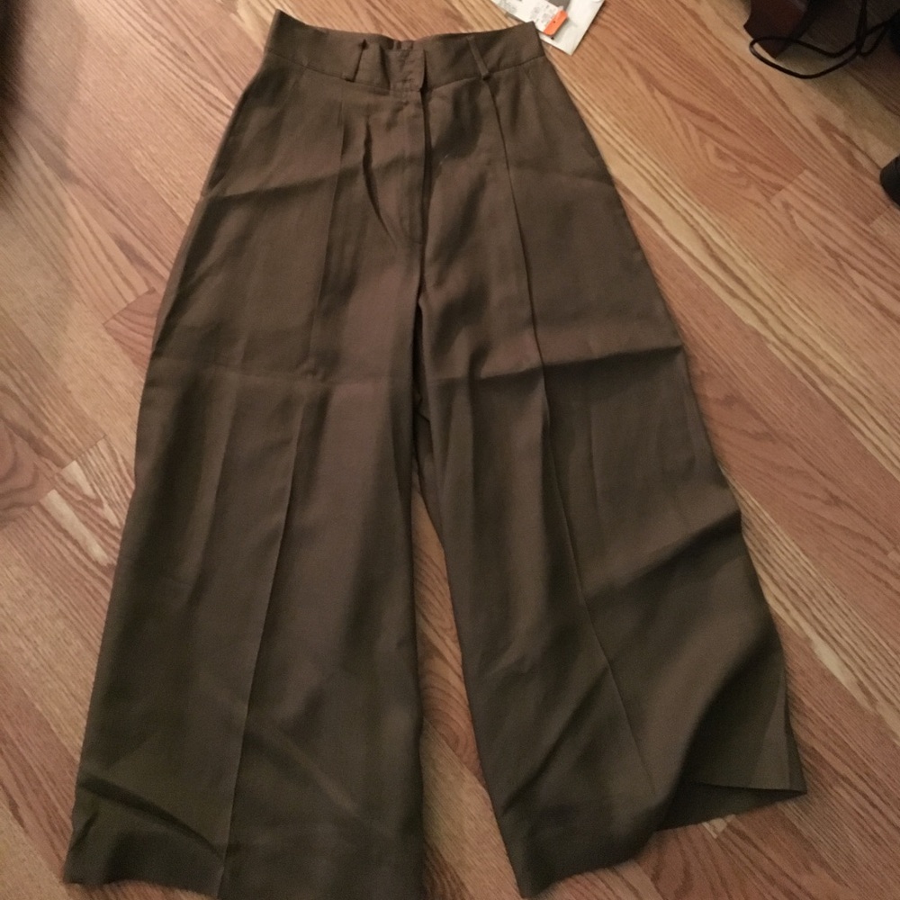 NWT Linen Capris