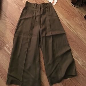 NWT Linen Capris