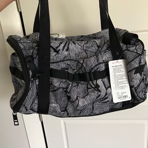Lululemon run ways duffle bag
