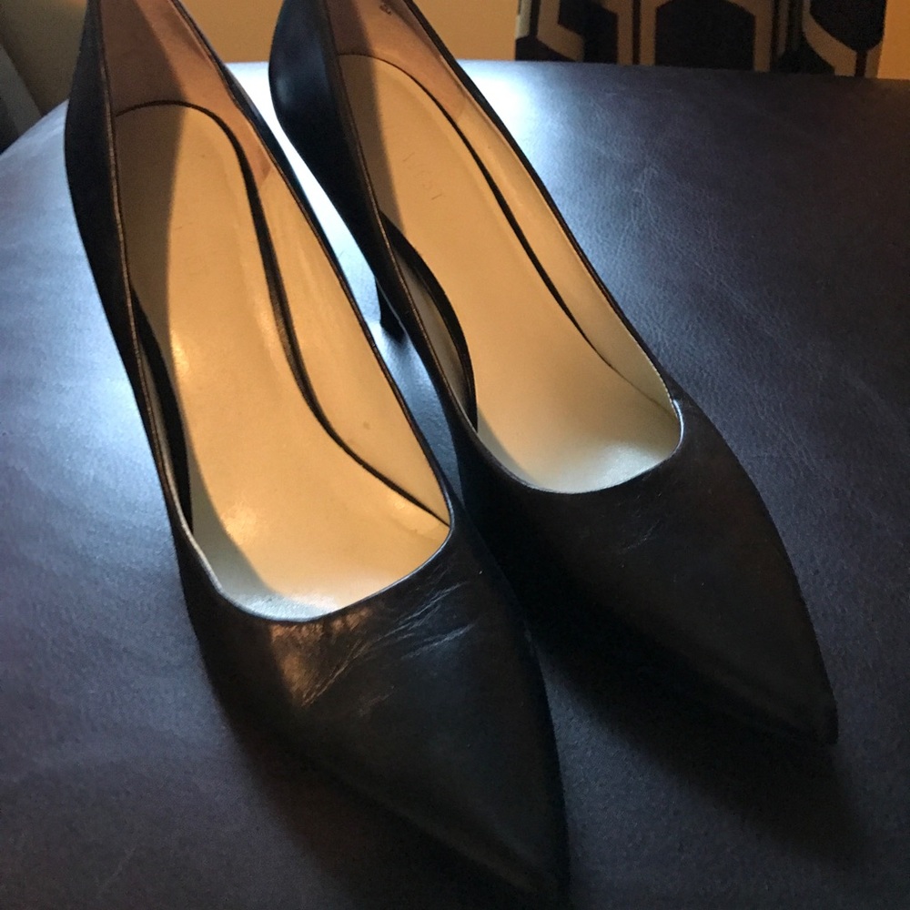 Black pumps