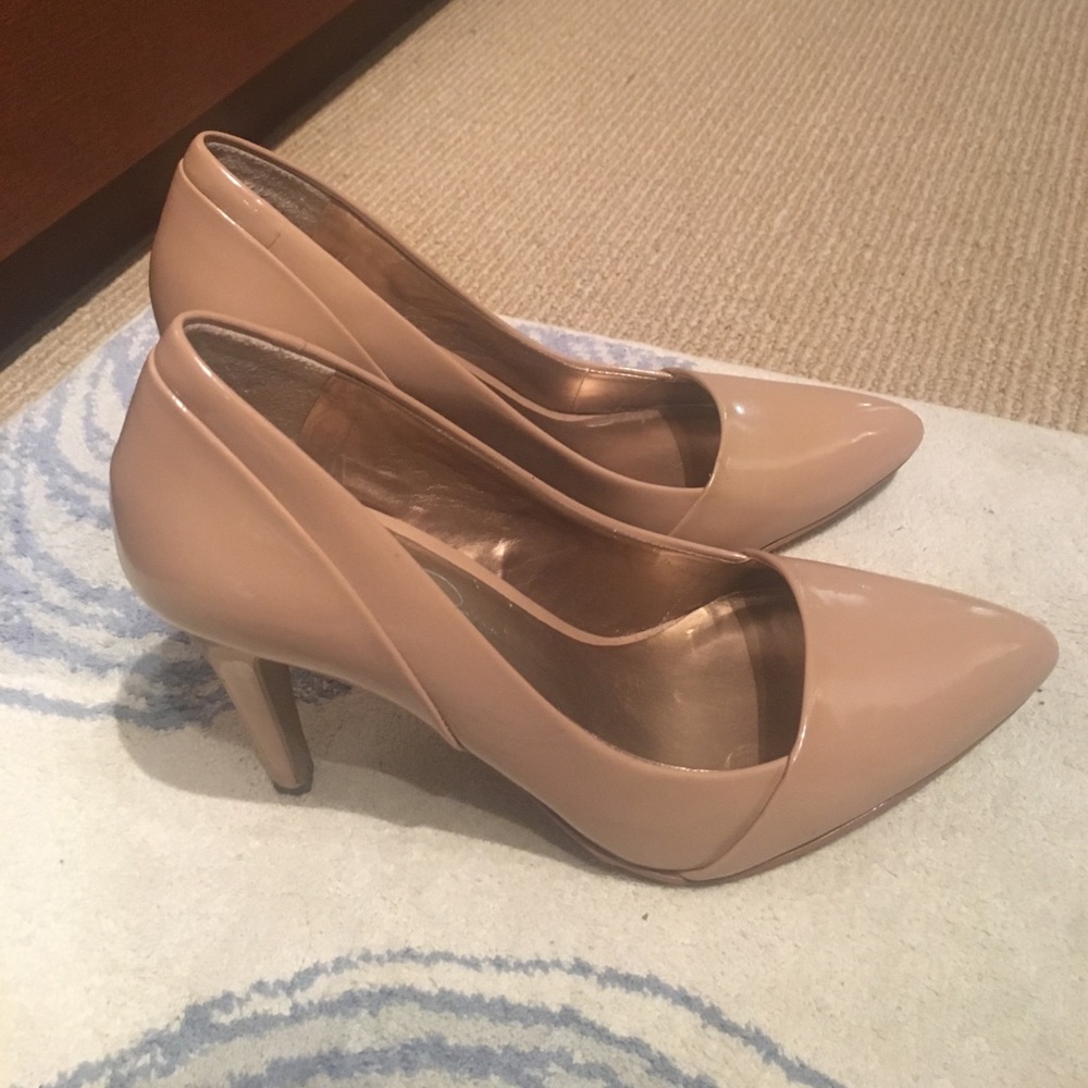 Jessica Simpson nude pumps