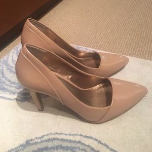 Jessica Simpson nude pumps