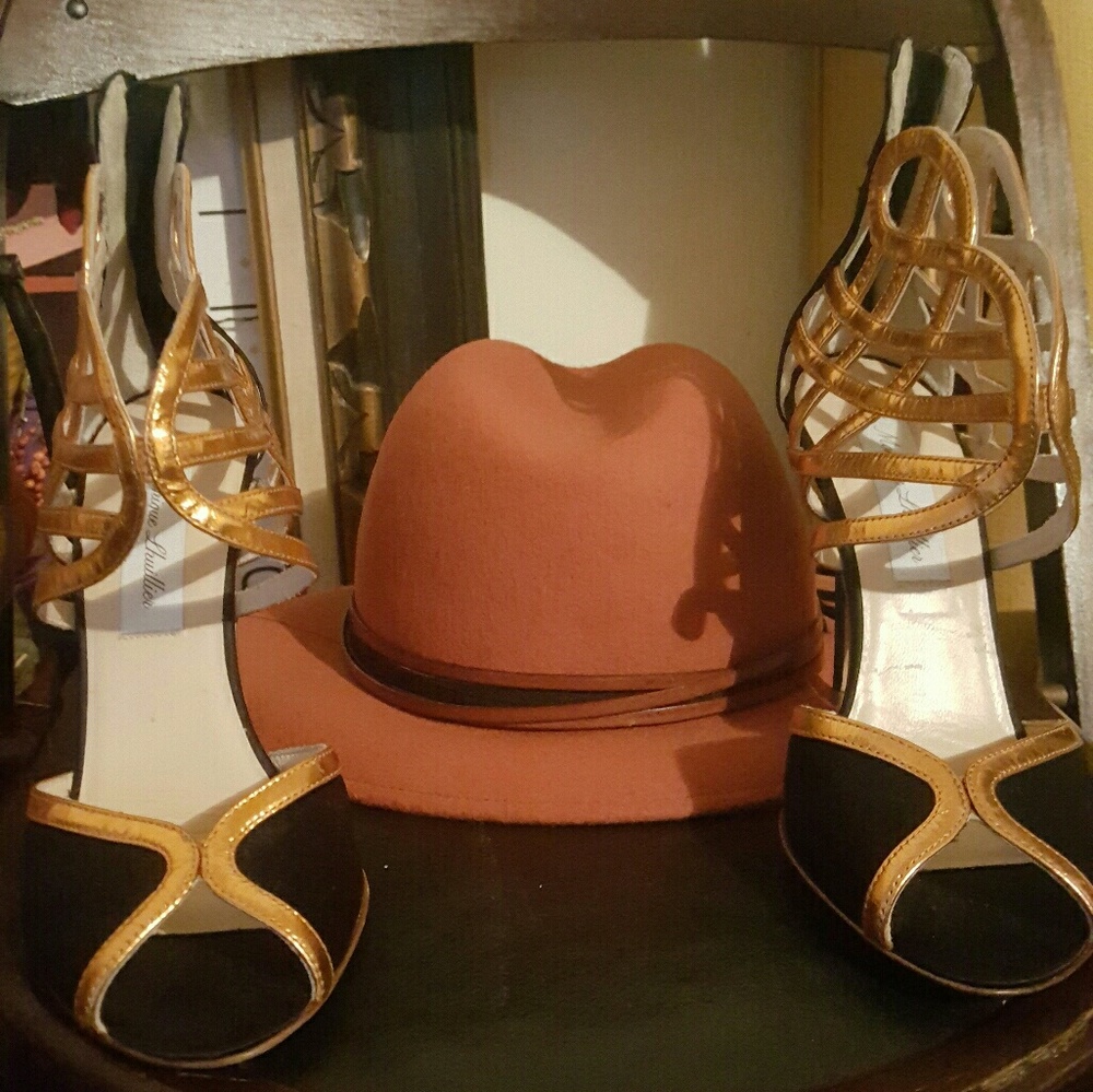 Monique Lhuillier  bronze and black pumps