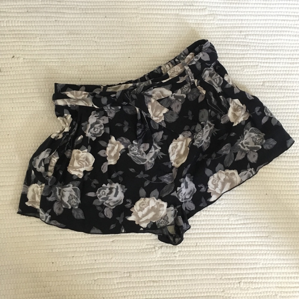 Aritzia floral shorts