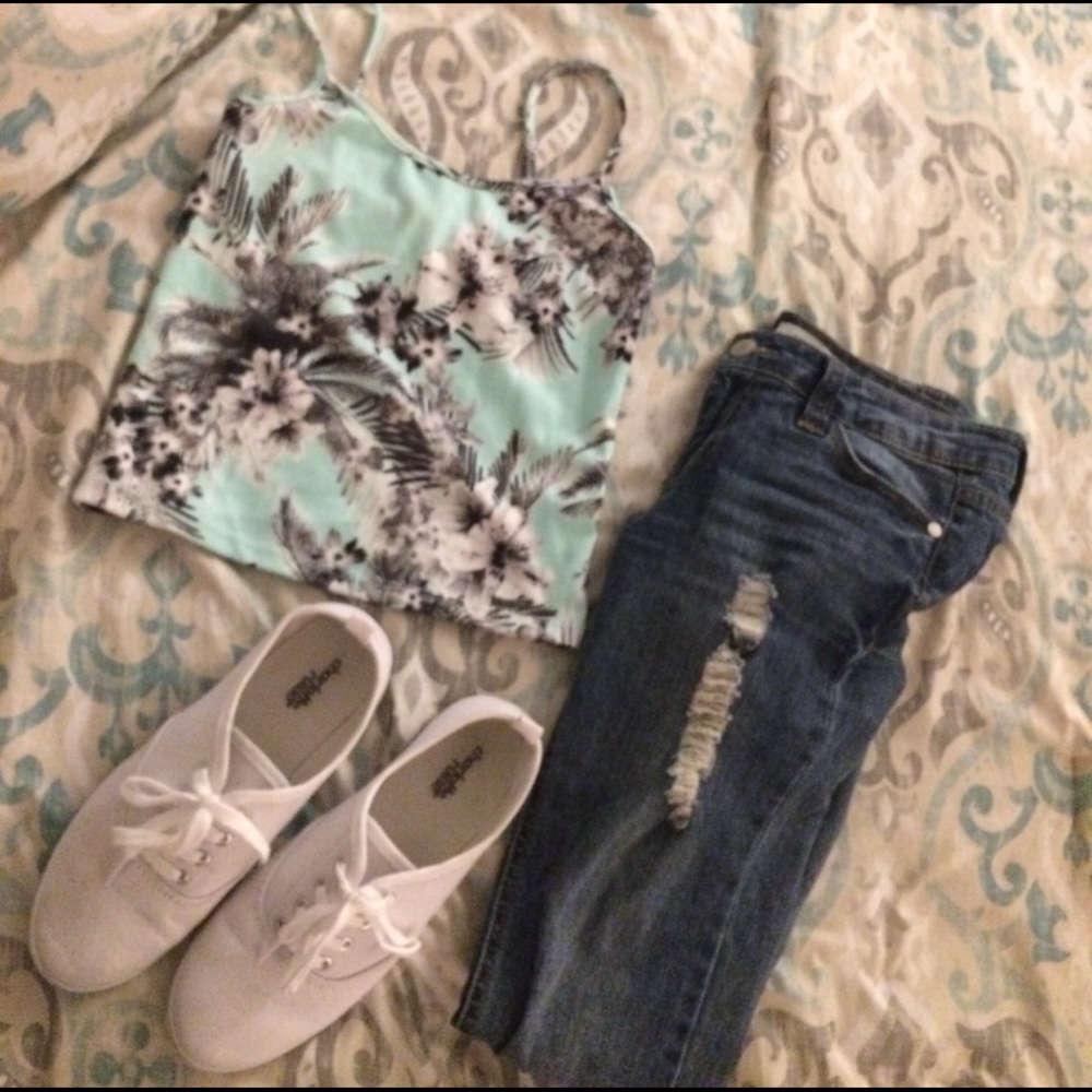 Blue and black floral crop top🖤