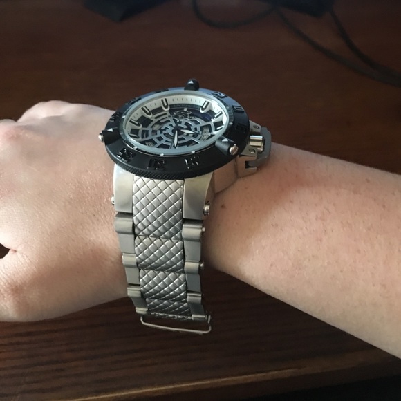 Invicta Model 16043 Men's New Watch - Picture 4 of 5