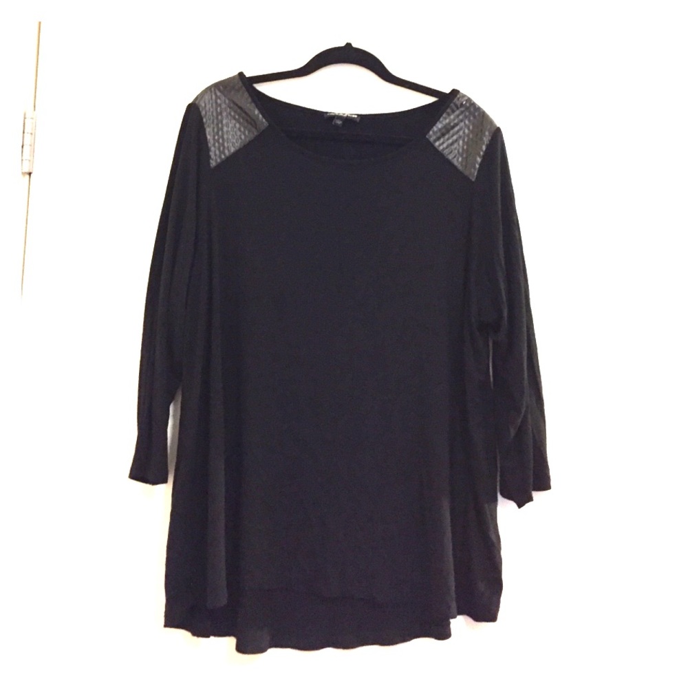 Cable & Gauge Padded Shoulder Top size 2XL
