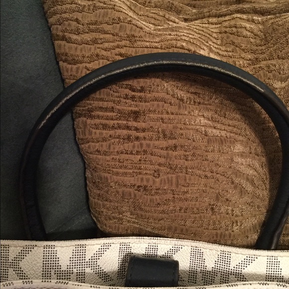 Micheal Kors Large Logo Hamilton Satchel & Tote - Picture 3 of 6