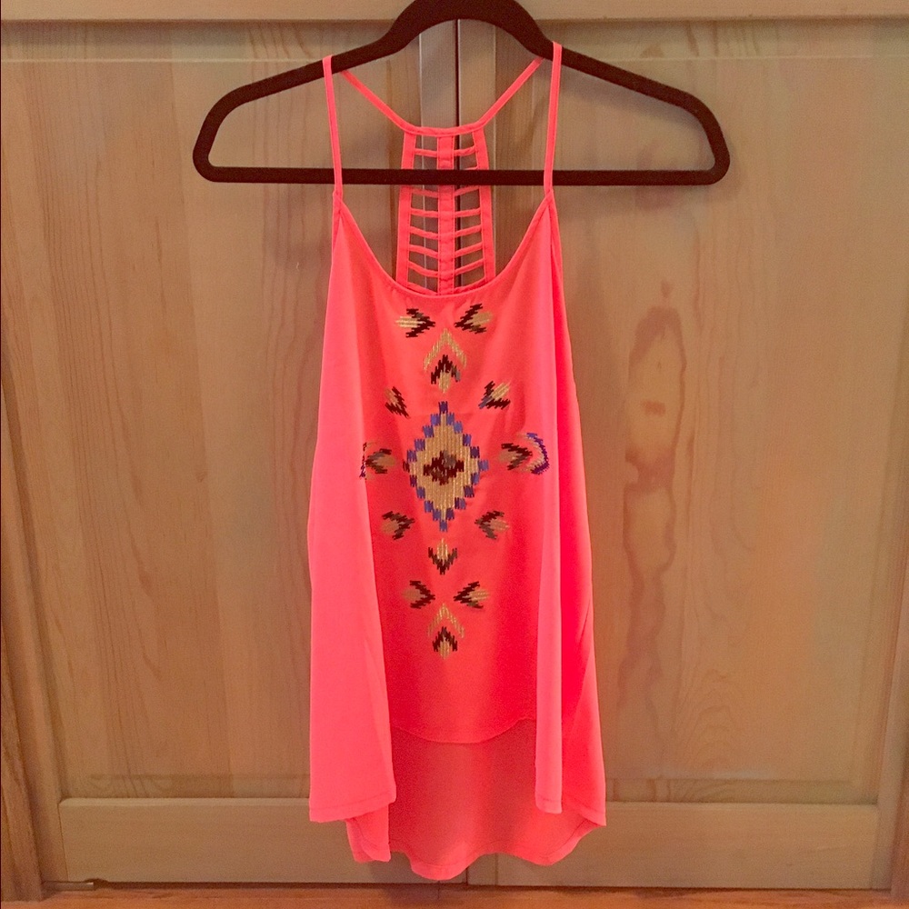 Sequenced tribal design tank