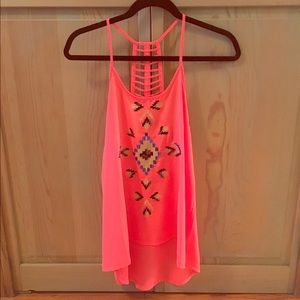 Sequenced tribal design tank