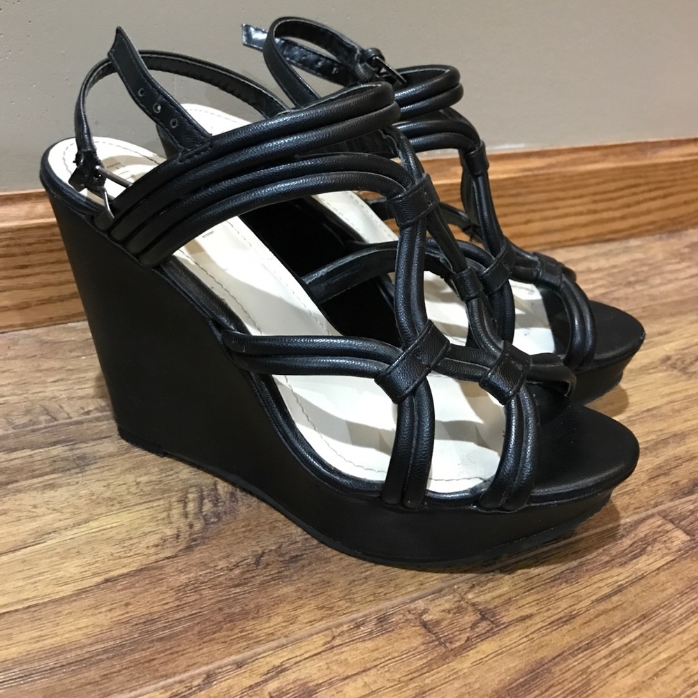 Black wedges