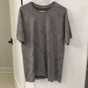 Men's lululemon short sleeved t shirt