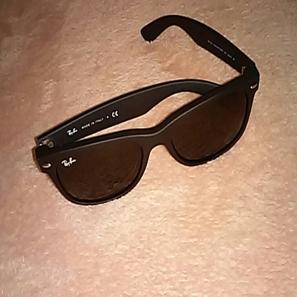 "New Wayfarer" Ray Bans - Picture 1 of 3