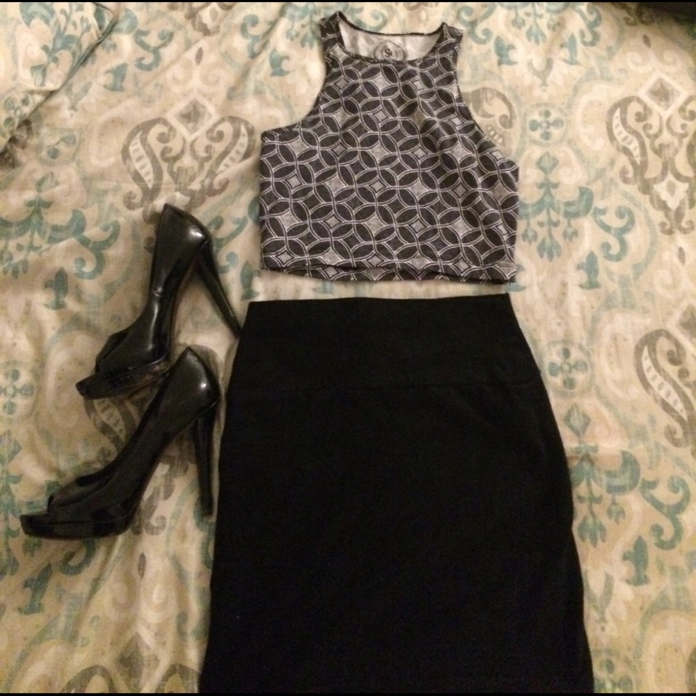 Black and white crop top🖤