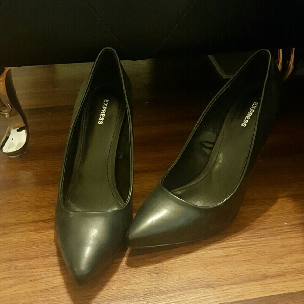 Black Pumps