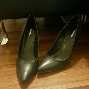 Black Pumps