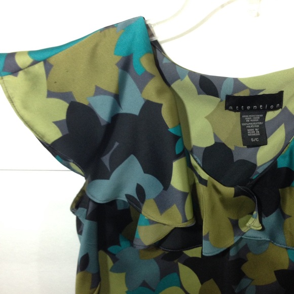 Attention Sleeveless Blouse - Picture 2 of 6